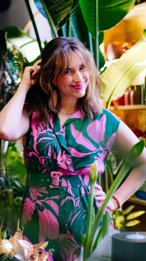 Ewa drapie się po głowie - każdy problem wymaga zastanowienia i strategii biznesowej. Nawet w kobiecym biznesie.