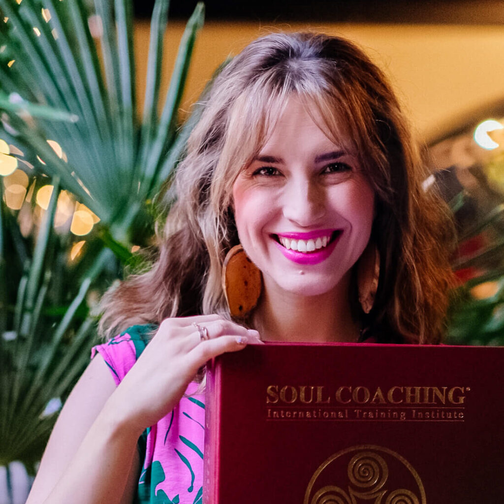 Ewa K. Kamińska z podręcznikiem Soul Coaching®️